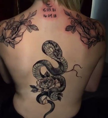 tatouages sur le dos.