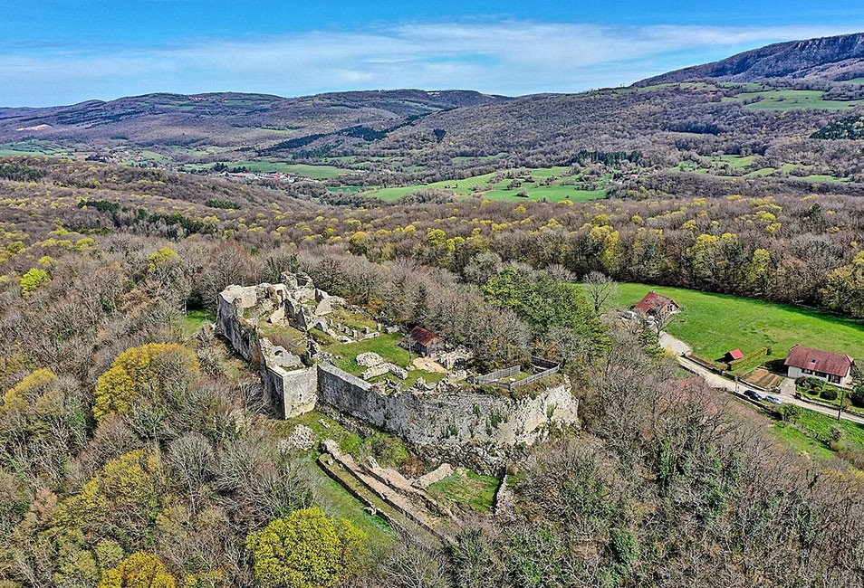 le ch&acirc;teau en ruine.